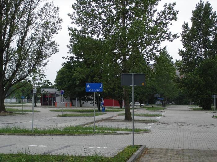 Z pięciuset miejsc przygotowanych dla potencjalnych kierowców zwykle zajętych jest kilka