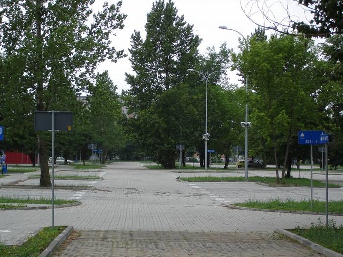 Z pięciuset miejsc przygotowanych dla potencjalnych kierowców zwykle zajętych jest kilka