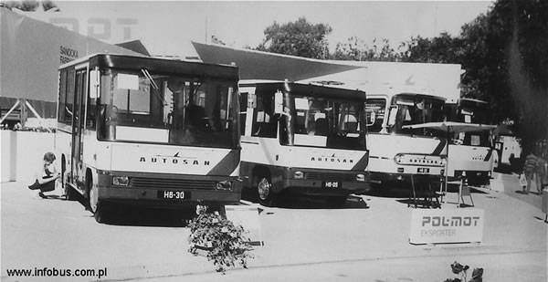 Prototyp autobusu H6-05 na stoisku Autosanu na MTM Poznań 1989 (drugi od lewej)