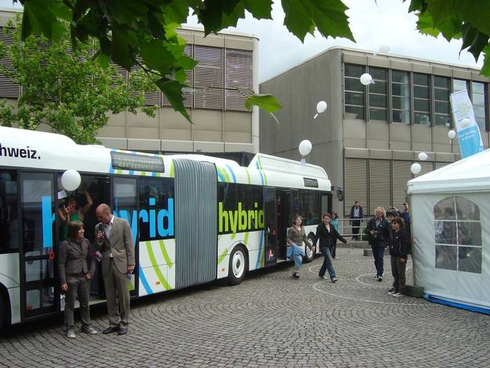 Uroczyste przekazanie do eksploatacji pierwszego w Szwajcarii autobusu z napędem hybrydowym –Solarisa Urbino 18 Hybrid dla Lenzburga. Fot. Solaris Bus &Coach