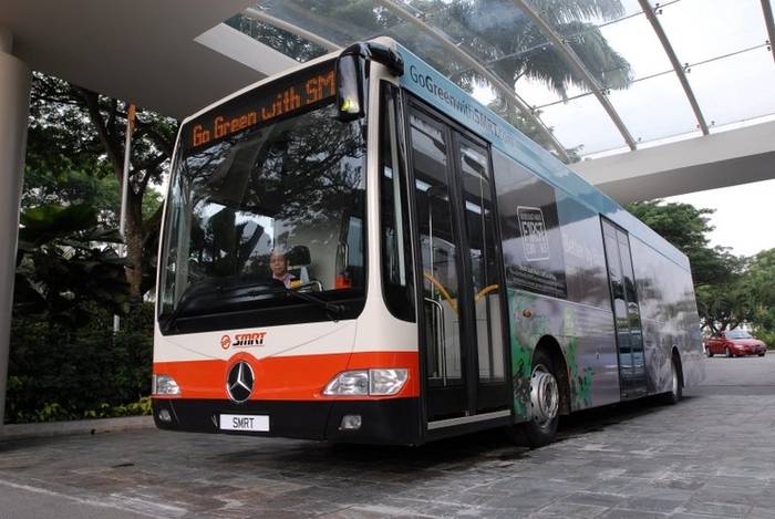 Autobusy Mercedes-Benz wyposażone w silniki z systemem BlueTec 5 po raz pierwzy trafiły do Azji. Zamawiającym jest przedsiębiorstwo komunikacyjne SMRT z Singapuru. Fot. Daimler AG