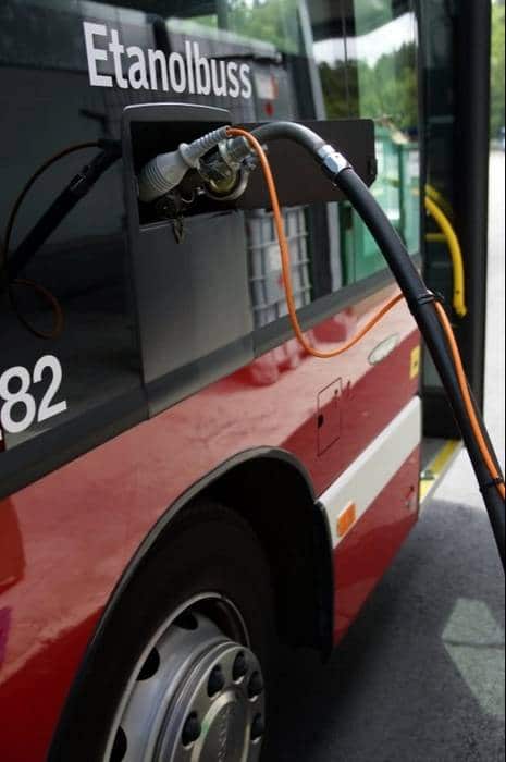 Tankowanie etanolu do baku autobusu Scania OmniLink w Sztokholmie. Fot. Scania AB 