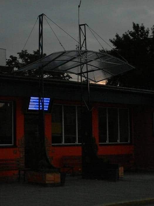 Monitor wyświetlający bieżące odjazdy z dworca PKS 