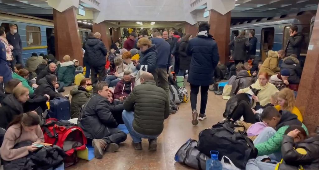 Transport publiczny w Kijowie działa od 7 do 22. Stacje metra jako schrony fot. twitter.com/salwangeorges
