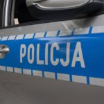 Przy ul. Drukarzy na warszawskich Włochach osobowe audi ścięło słup i zablokowało na kilkanaście minut tory.