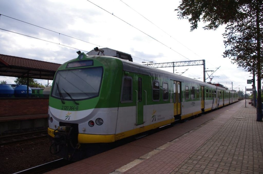 Jedyna oferta złożona w przetargu na wykonanie napraw w poziomie utrzymania P4 38 elektrycznych zespołów trakcyjnych serii EN57AKM została wybrana jako najkorzystniejsza.