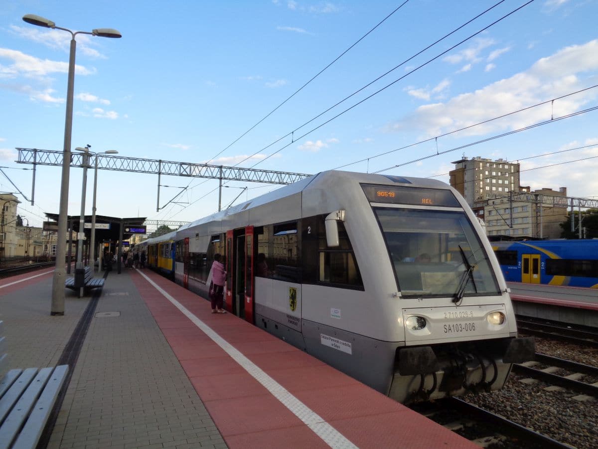 Inforail - Pomorskie wspiera seniorów w podróżach kolejowych. Rusza oferta Mobilny Senior