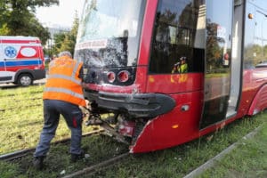 29 osób poszkodowanych, a 11 z nich w szpitalach - to bilans zderzenia dwóch tramwajów w centrum Łodzi. 