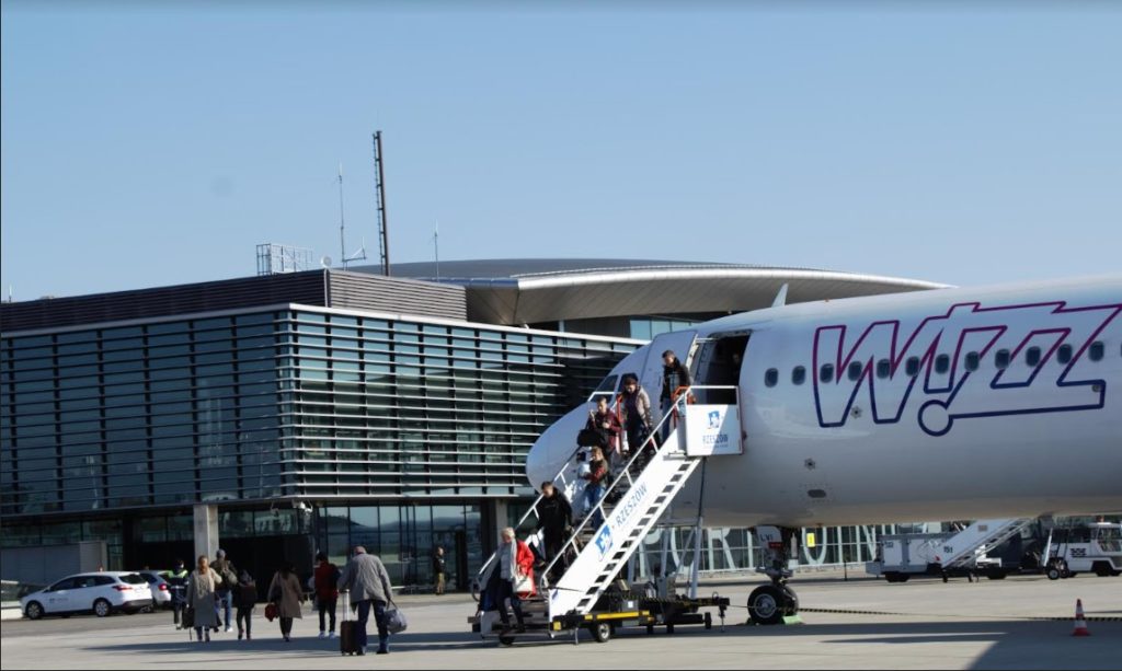 Lot z Poznania do Londynu przerwany Samolot Wizz Air lądował w Amsterdamie.