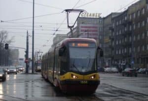 Na przystanku przy ulicy Zachodniej w Łodzi pijany mężczyzna rzucał kamieniami w tramwaj.