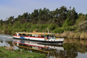 1 maja rusza jubileuszowy 15. sezon Warszawskich Linii Turystycznych. Na ulice stolicy powrócą zabytkowe autobusy i tramwaje, dwa brzegi Wisły połączą promy, a nad Zegrze popłynie statek Zefir - poinformował Zarząd Transportu Miejskiego.