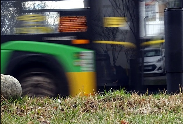 Infobus - Poznań i efekt domina w zajezdni MPK. Trzy autobusy zderzyły się przez latarnię
