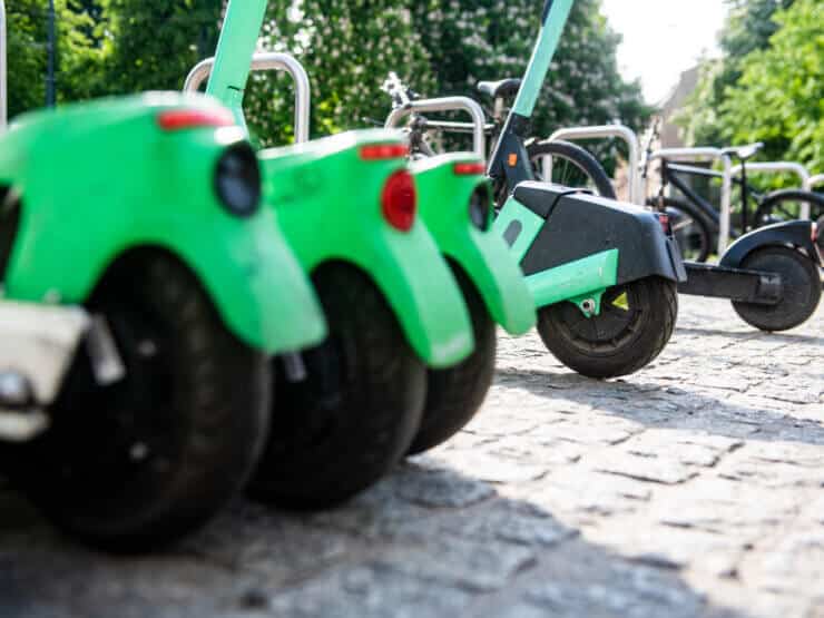 Nietrzeźwi na e-hulajnogach: niepokojące dane z analiz powypadkowych