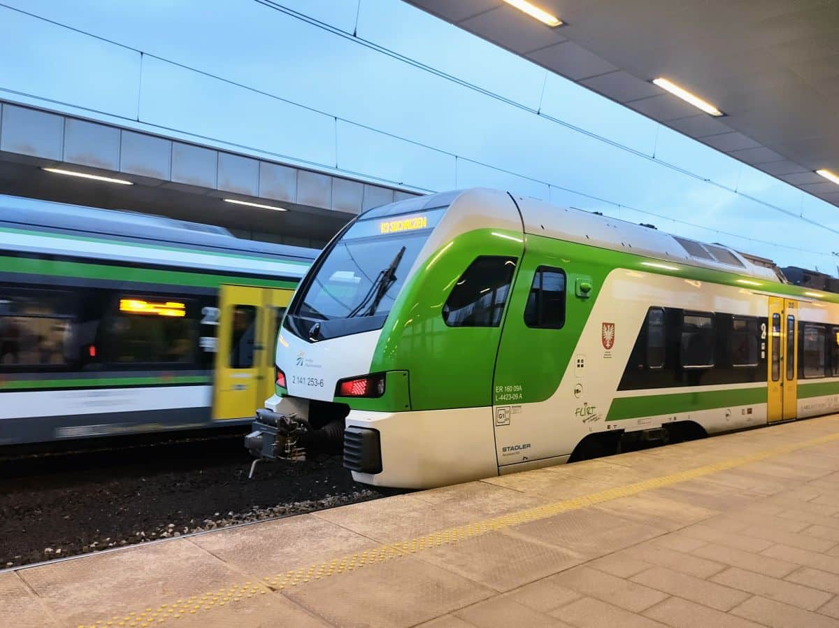 Inforail - Nocna usterka na warszawskiej linii podmiejskiej usunięta. Ruch pociągów wraca do normy