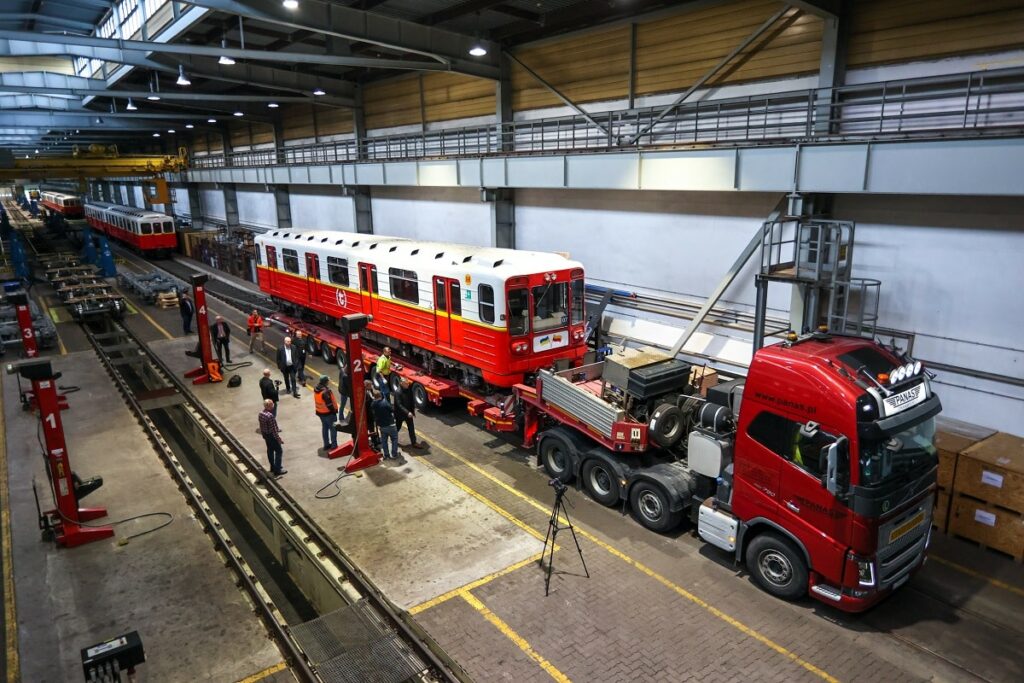 Metro kijowskie otrzymało ostatnią partię z łącznie 60 wagonów przekazanych mu przez Warszawę w ramach wsparcia technicznego.