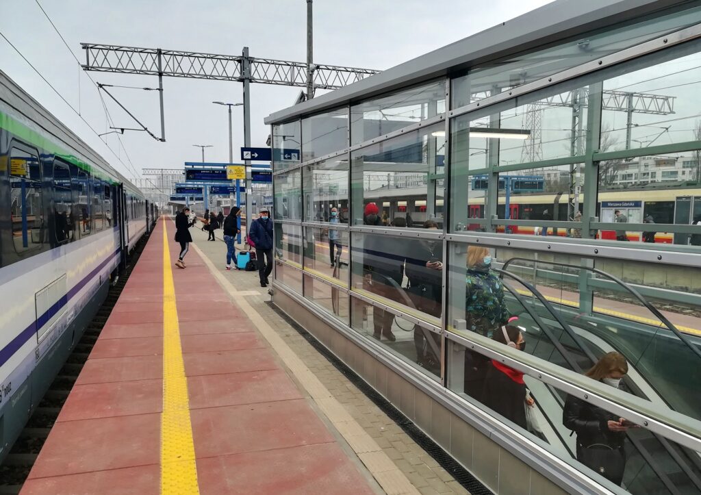 Nowe przejście podziemne na stacji Warszawa Gdańska ułatwi podróżnym dostęp na perony i do pociągów oraz usprawni przesiadki na komunikację miejską.