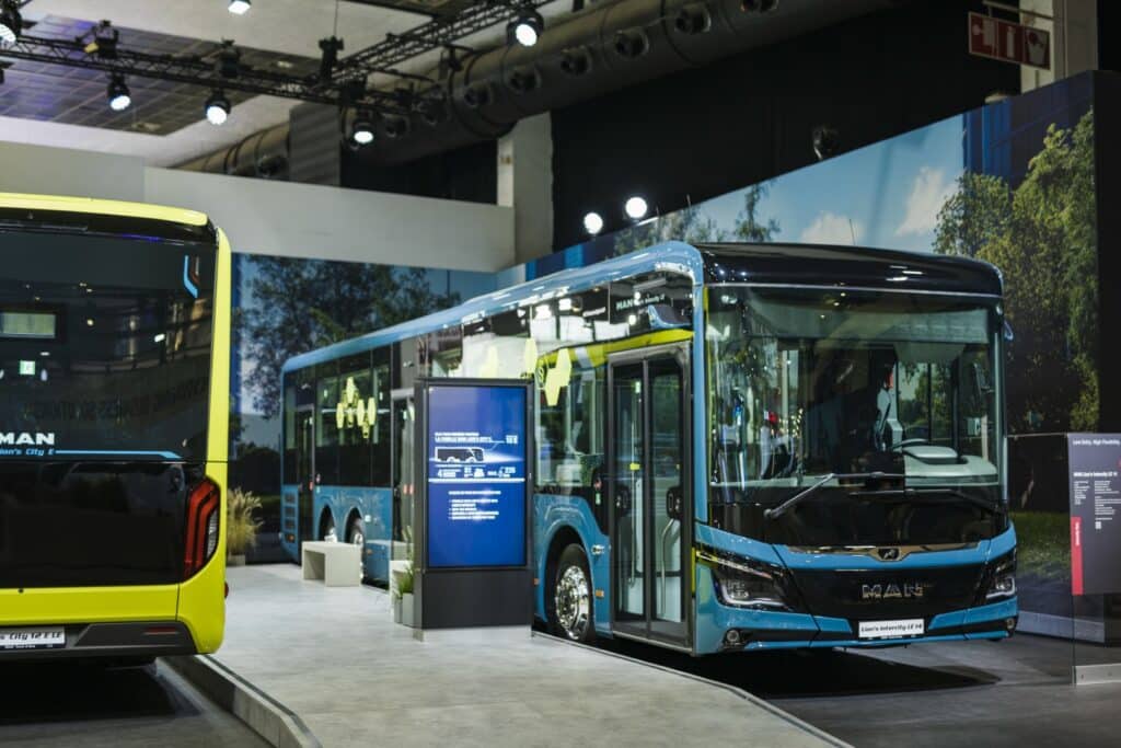 MAN wprowadził na rynek nową rodzinę autobusów Lion’s Intercity LE jesienią 2021 r. Teraz ta seria „dorobiła” się wariantu trzyosiowego o długości 14,4 m.