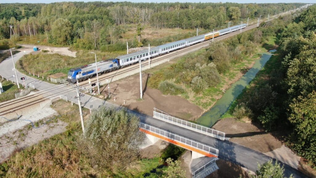 Dzięki inwestycji PKP PLK kierowcy w podwarszawskiej gminie Sułkowice przejeżdżają nowym mostem drogowym nad rzeką Czarną. 
