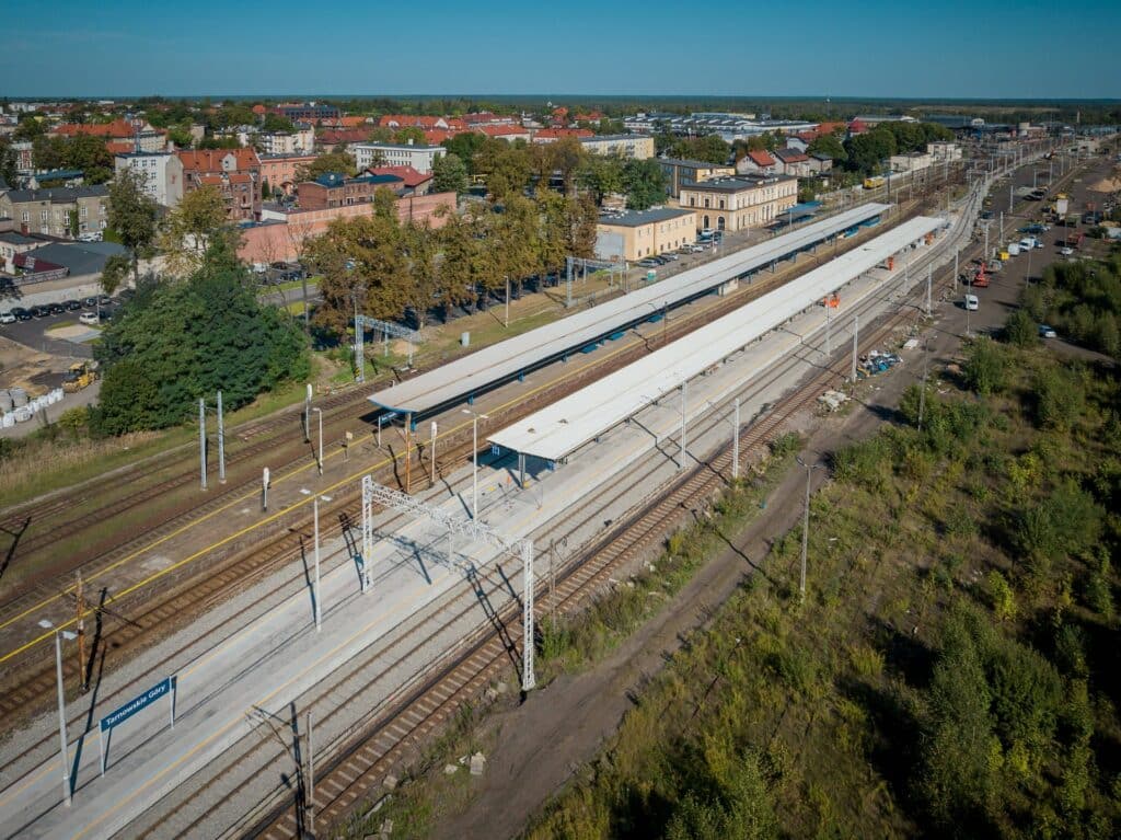 Dobiegają końca prace na linii kolejowej Tarnowskie Góry – Zawiercie. Wybudowany został nowy peron w Tarnowskich Górach, skąd podróżni wygodnie dojadą do lotniska w Pyrzowicach.