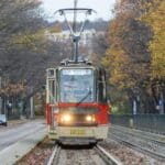 Gdańsk. Specjalny, udekorowany w barwy narodowe tramwaj, Konstal 105N, wyjechał na ulice gdańska z okazji rocznicy odzyskania przez Polskę niepodległości.