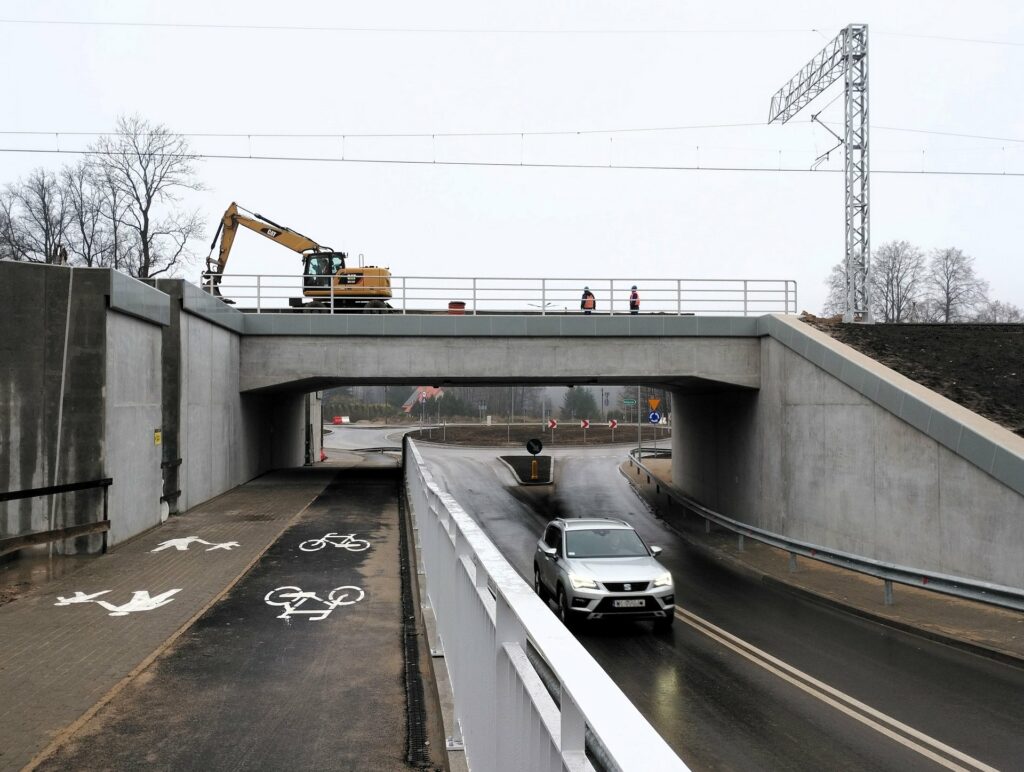 Mieszkańcy Niewodnicy Kościelnej korzystają już z bezkolizyjnego skrzyżowania i bezpiecznie przejeżdżają pod linią kolejową Warszawa – Białystok.