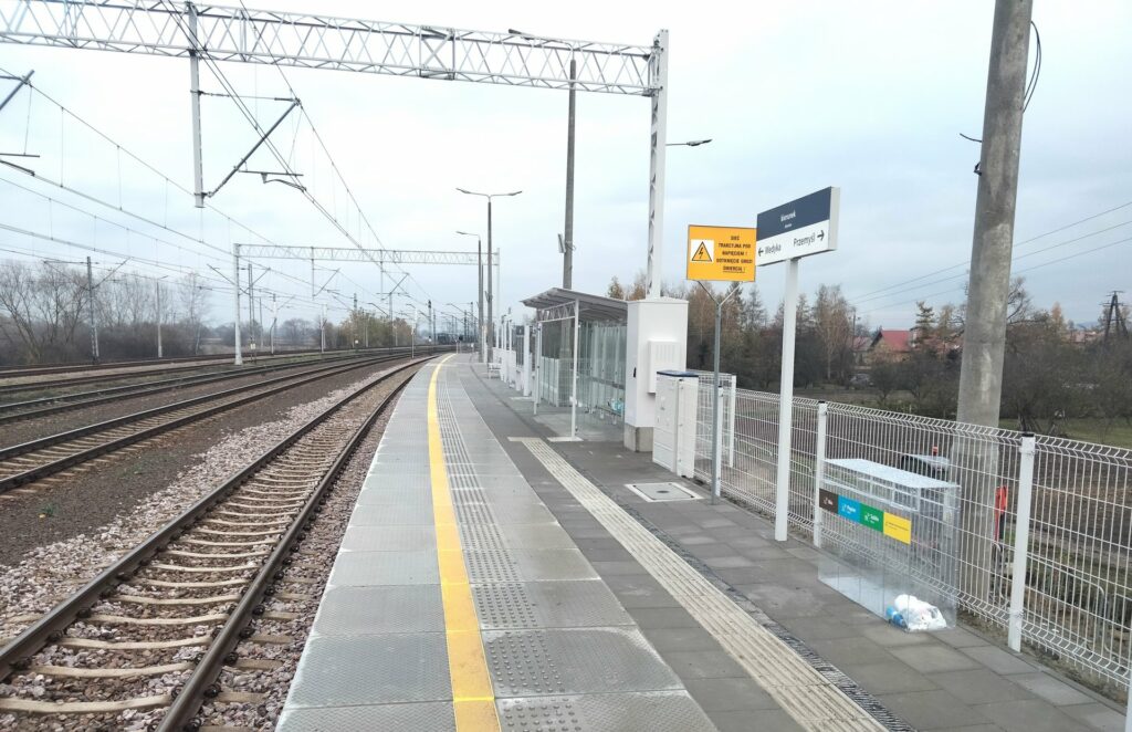 Na stacji Hurko wybudowano nowy peron, który od niedzieli 12 listopada został udostępniony podróżnym.