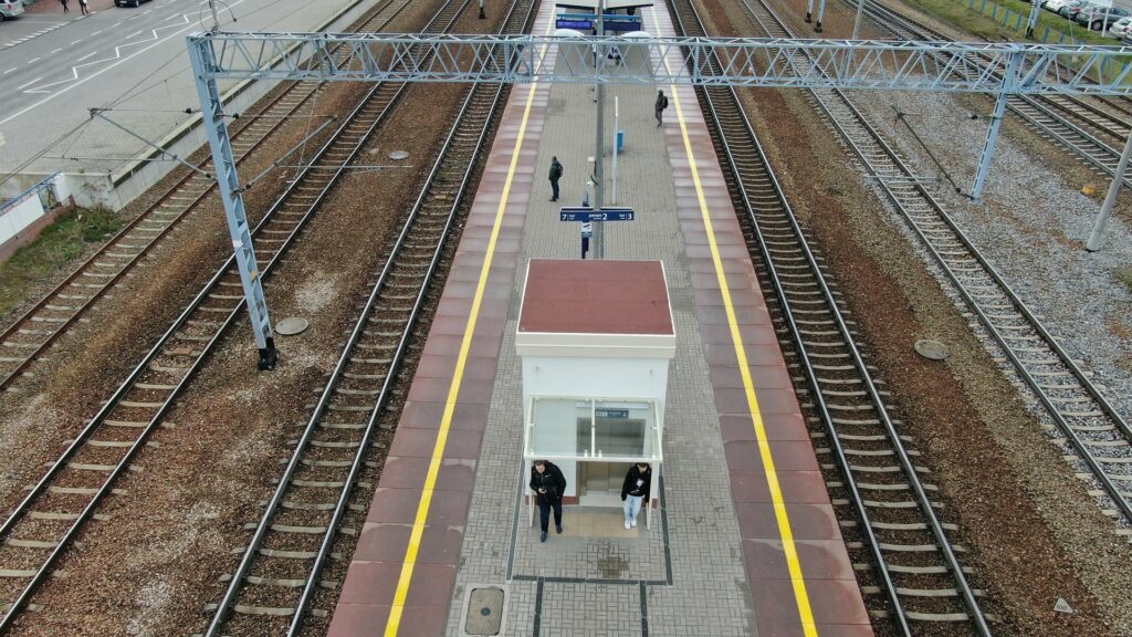 Na stacji Legionowo podróżni korzystają z nowych wind. Dźwigi ułatwią transport osób o ograniczonych możliwościach poruszania się, z ciężkim bagażem i wózkami dziecięcymi.