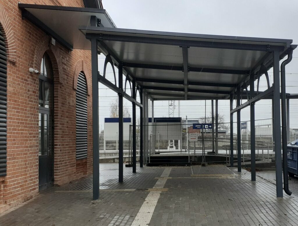 Finiszuje modernizacja dworca kolejowego w Zduńskiej Woli. Obiekt odzyskuje dawny blask dzięki współpracy PKP Polskich Linii Kolejowych S.A. i Miasta Zduńska Wola.