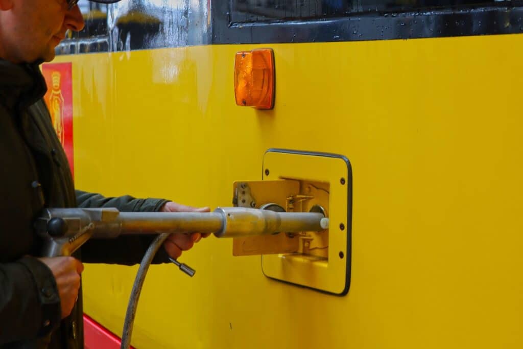 Prowadzenie kilkudziesięciotonowego składu tramwajowego znacznie różni się od kierowania innymi, dużymi pojazdami – np. autobusami.