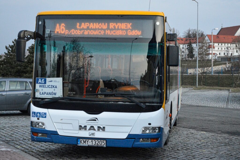 Koleje Małopolskie z przetargiem na obsługę Autobusowych Linii Dowozowych. 11 zadań