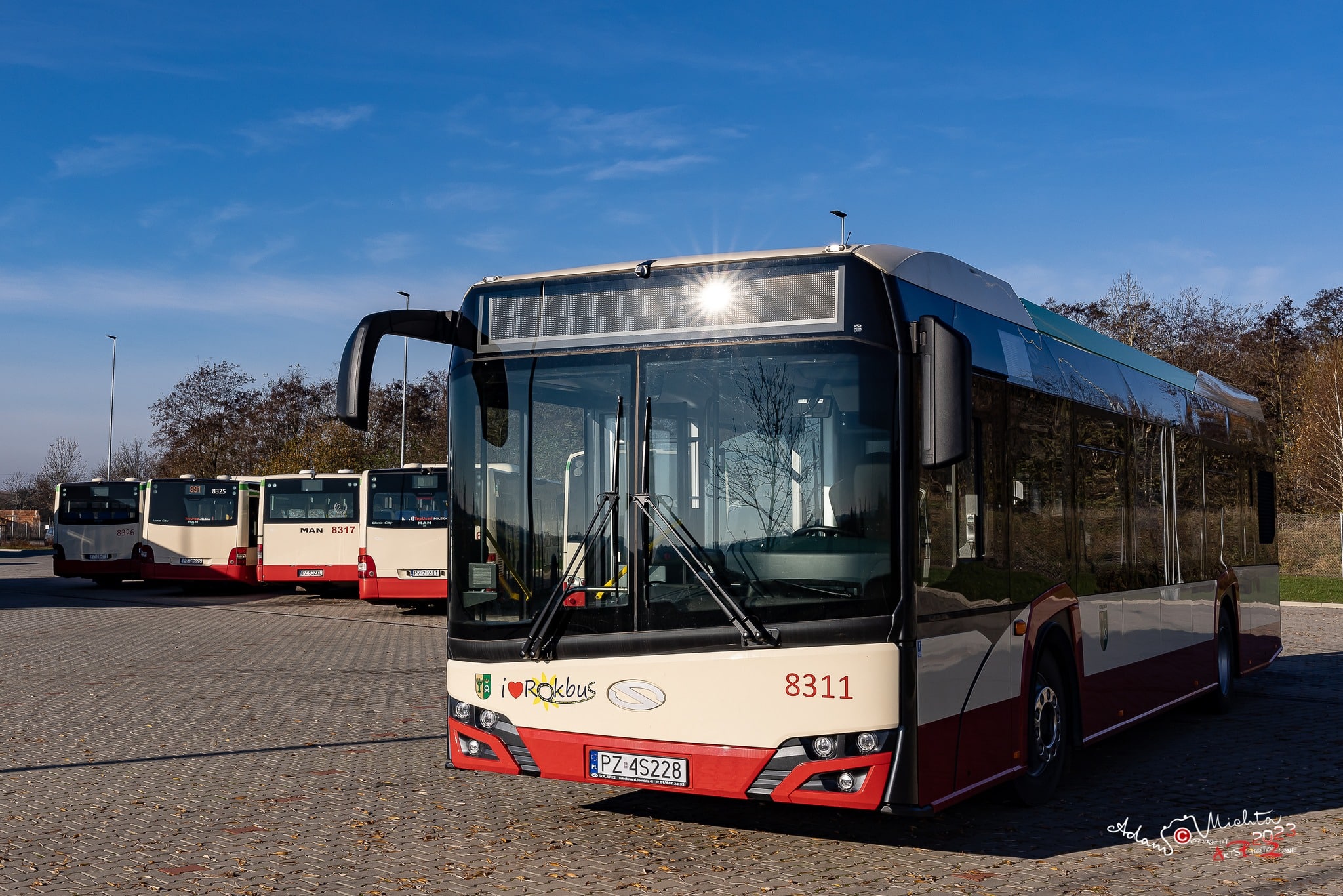 Infobus - Trzy oferty, jeden zwycięzca: Arinea dostarczy ładowarki do elektrobusów ROKBUS-u