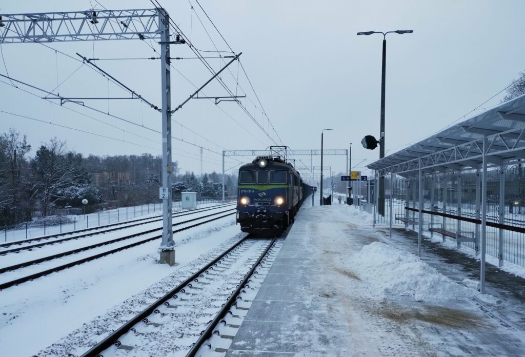 Pasażerowie i mieszkańcy korzystają z efektów zmodernizowanej stacji Bełchów na linii Skierniewice – Łowicz.