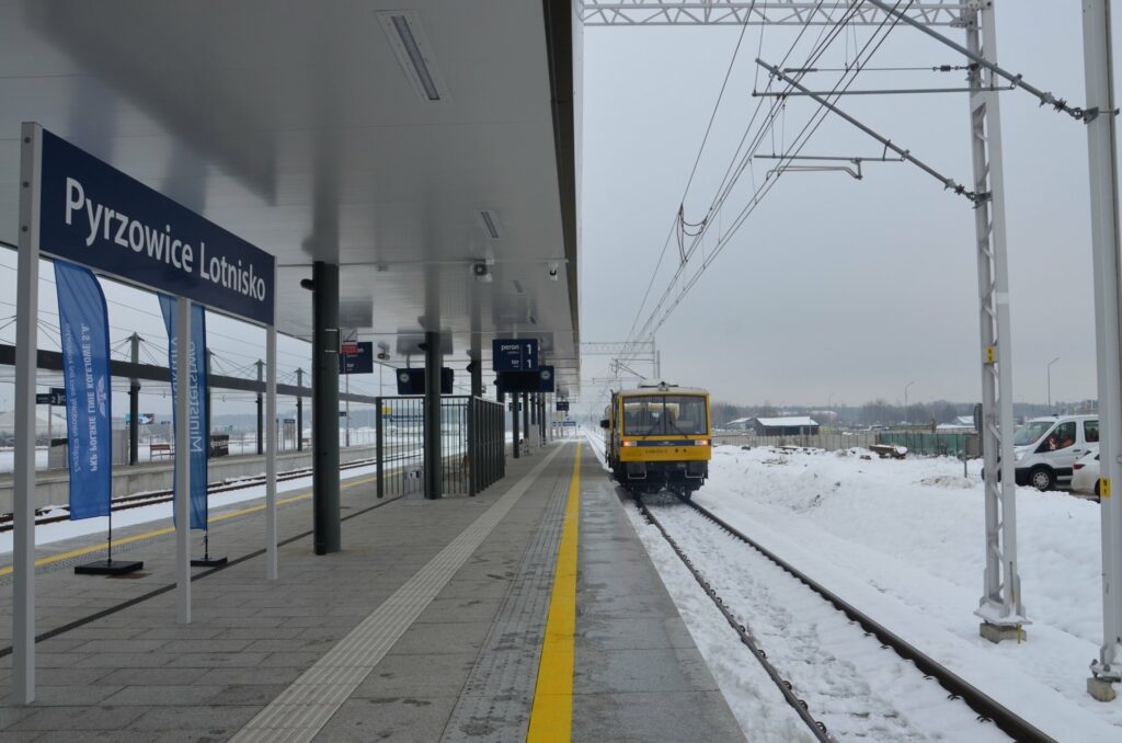 Efektem zakończonej inwestycji PKP Polskich Linii Kolejowych S.A. jest nowa oferta podróży pociągiem do portu lotniczego Katowice Airport.