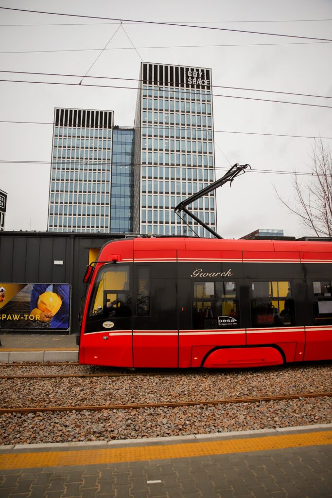Po 21 miesiącach od podpisania umowy, tramwaje liniowe rozpoczną eksploatację nowej linii tramwajowej wzdłuż ul. Grundmanna w Katowicach.