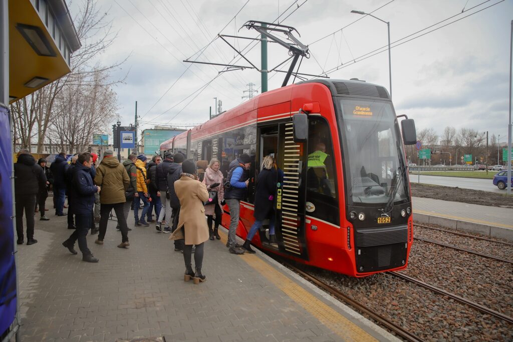 Po 21 miesiącach od podpisania umowy, tramwaje liniowe rozpoczną eksploatację nowej linii tramwajowej wzdłuż ul. Grundmanna w Katowicach.