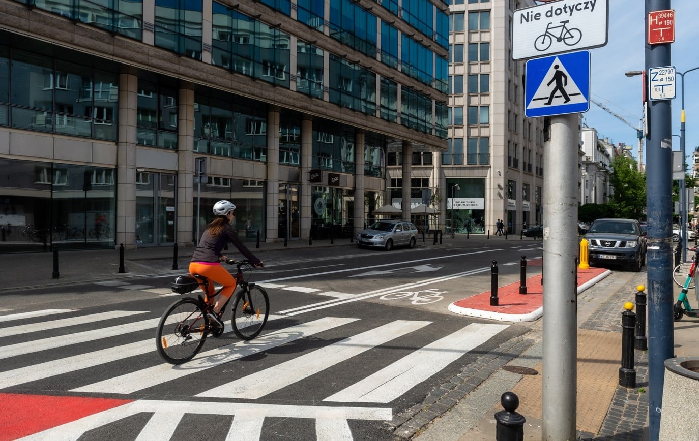 Rowerem "pod prąd" - kontraruch w Warszawie staje się standardem
