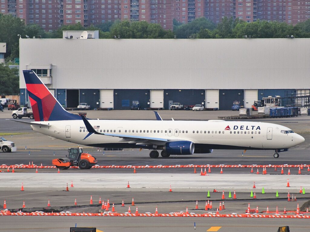 FAA wezwała 21 stycznia wieczorem operatorów samolotów Boeing 737-900ER do przeprowadzenia kontroli awaryjnych drzwi środkowych.