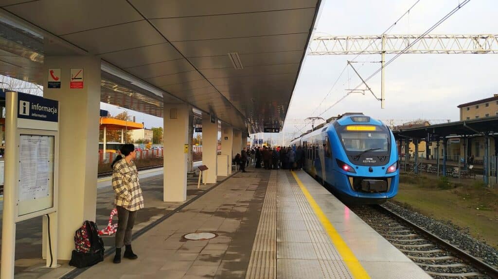 Rok 2023 przyniósł pozytywne zmiany na kolei w woj. zachodniopomorskim. Podróżni wygodniej wsiadają do pociągów ze zmodernizowanych peronów na kolejnych 9 stacjach i przystankach. Lepszy dostęp do kolei jest m.in. w Szczecinie Podjuchach, Łubowie, Reczu oraz na trasie Poznań – Szczecin.