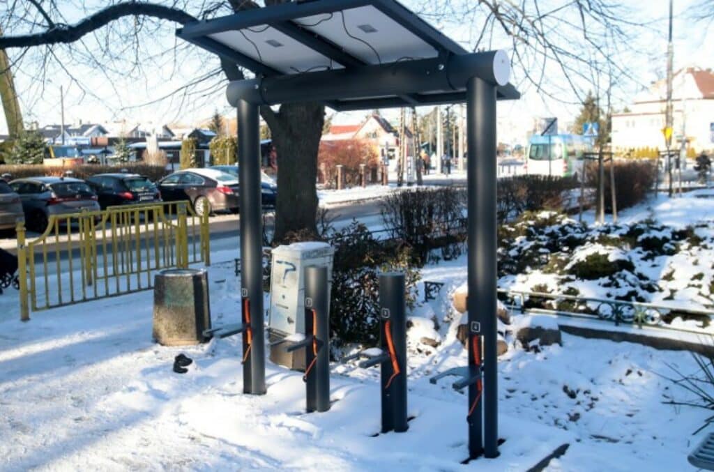W Szczecinie powstaje pierwsza solarna ładowarka dla hulajnóg. Stacja powstaje przy ulicy Kingi na Gumieńcach. Będzie ogólnodostępna. W całym mieście będzie 20 takich miejsc.