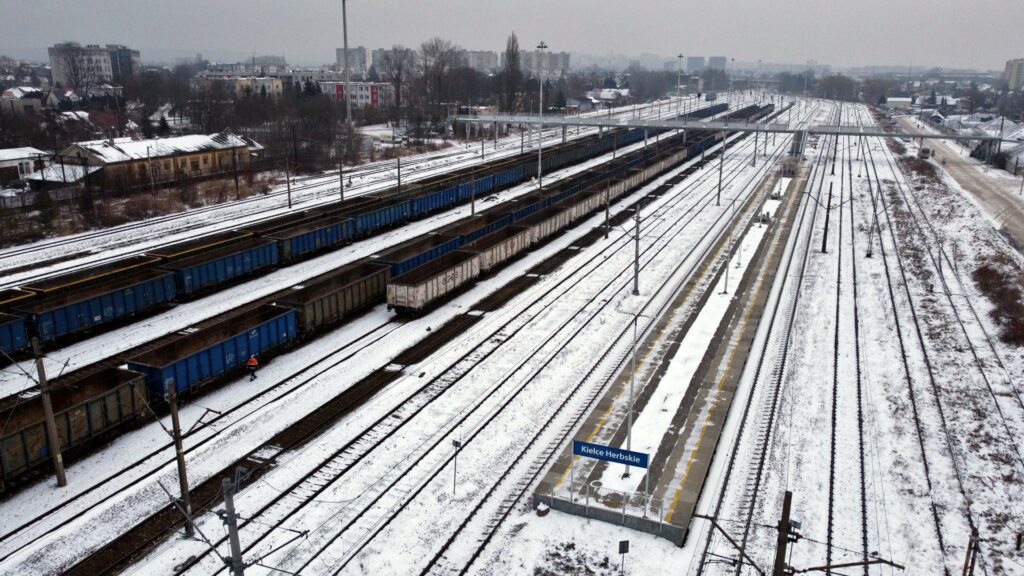 PKP Polskie Linie Kolejowe podpisały umowę na wymianę rozjazdów i części torów na stacji Kielce Herbskie. Inwestycja ma usprawnić podróże na linii Kielce-Częstochowa – poinformowała PAP spółka PKP PLK.