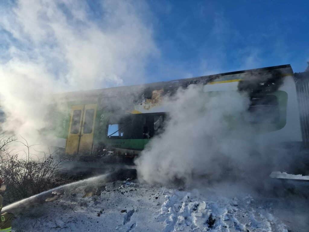 W miejscowości Kaczorowy niedaleko Płońska na linii kolejowej Nasielsk-Sierpc doszło we wtorek rano do pożaru szynobusu Kolei Mazowieckich o numerze 222M-002.
