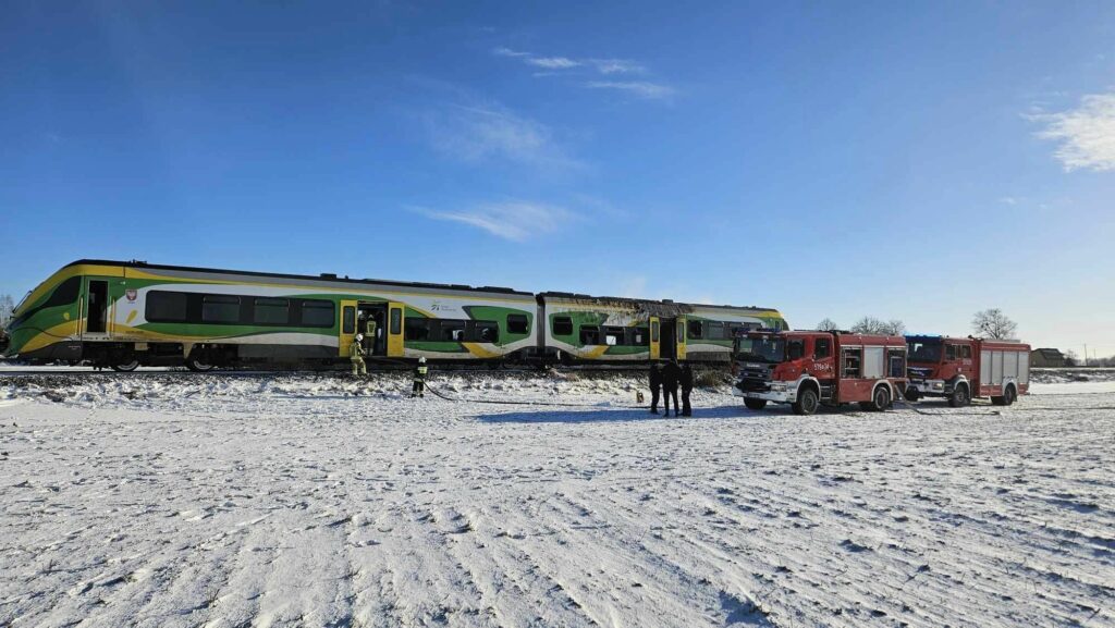 W miejscowości Kaczorowy niedaleko Płońska na linii kolejowej Nasielsk-Sierpc doszło we wtorek rano do pożaru szynobusu Kolei Mazowieckich o numerze 222M-002.