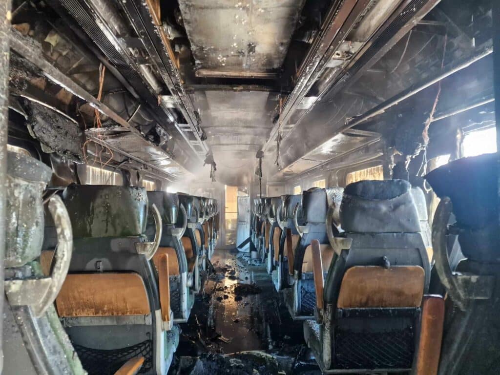 W miejscowości Kaczorowy niedaleko Płońska na linii kolejowej Nasielsk-Sierpc doszło we wtorek rano do pożaru szynobusu Kolei Mazowieckich o numerze 222M-002.