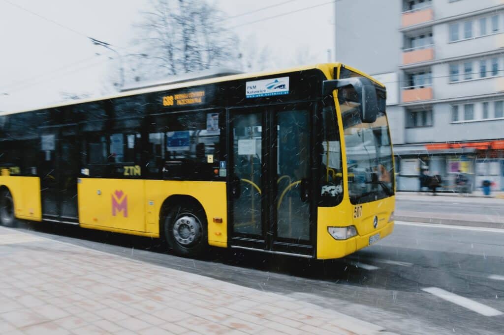 Przedsiębiorstwo Komunikacji Miejskiej w Katowicach wzmacnia swoją flotę - tym razem z własnego portfela - i będzie miało o 10 autobusów przegubowych więcej. 
