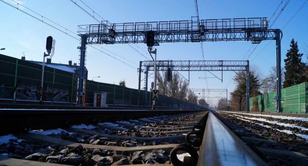 Ponad 110 tysięcy pociągów, w tym 146 tysięcy pantografów skontrolował system Detekcji Stanów Awaryjnych Pantografów. To uruchomiony ponad rok temu przez PKP Polskie Linie Kolejowe S.A., pierwszy w kraju, system do wykrywania usterek ważnych elementów lokomotyw elektrycznych oraz elektrycznych zespołów trakcyjnych. 