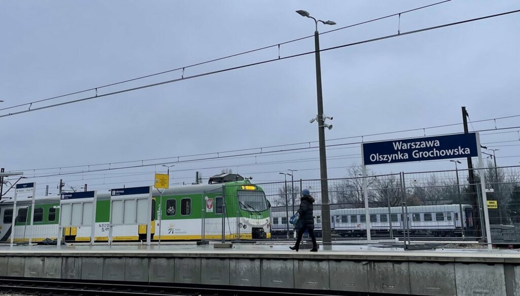 Postępują prace wykończeniowe w sześciu nowych przejściach podziemnych na linii Warszawa Wschodnia – Warszawa Wawer. Układane są płyty granitowe na ścianach i wykonywane posadzki. Rozpoczyna się budowa nowej kładki z windami na Warszawie Olszynce Grochowskiej, która zapewni lepszy dostęp do pociągów. 