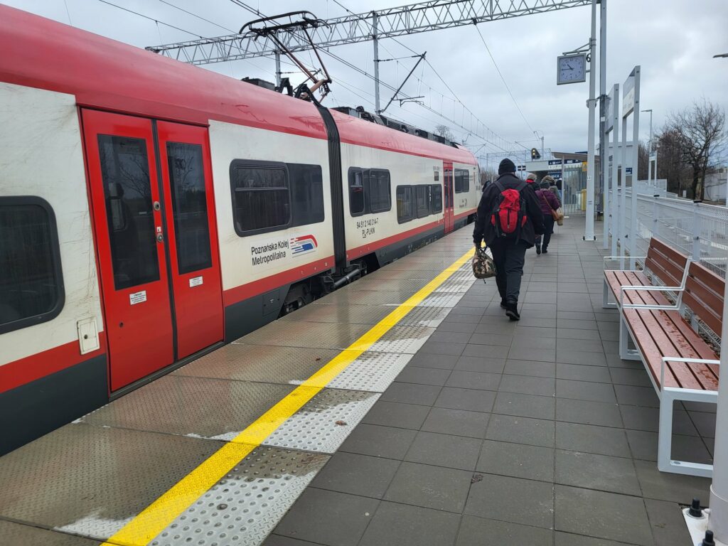 Zmodernizowane perony zwiększają już komfort podróży w Słupcy. Dostęp do pociągów, także dla osób mających trudności z poruszaniem się, ułatwiają windy w wyremontowanym przejściu podziemnym. 