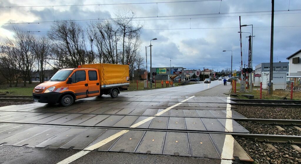 Będzie bezpieczniej w ruchu kolejowym i drogowym w Teresinie i Paprotni pod Warszawą. PKP Polskie Linie Kolejowe S.A. oraz Powiat Sochaczewski i Gmina Teresin przekazały wykonawcy plac budowy. 