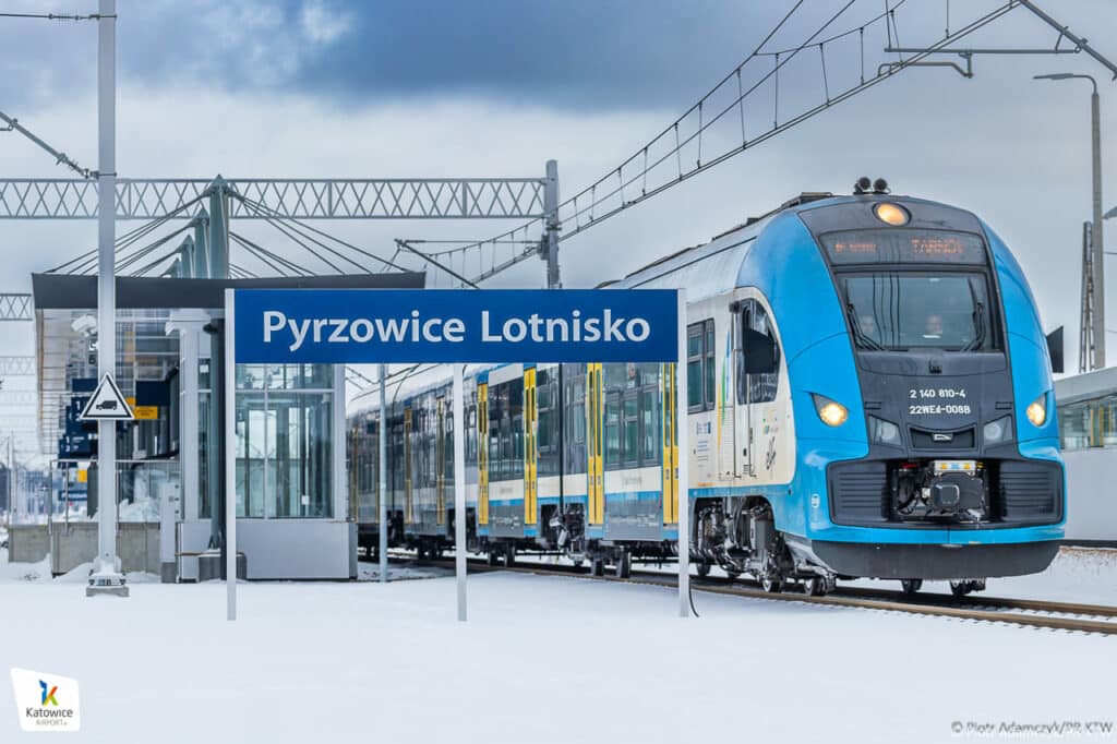 W styczniu bieżącego roku, blisko 35 tysięcy pasażerów podróżowało odbudowaną linią kolejową, przechodzącą przez lotnisko Katowice 