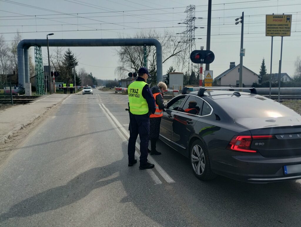 W pierwszy dzień wiosny Ambasadorki i Ambasadorzy Bezpieczeństwa PKP Polskich Linii Kolejowych S.A. przypominali uczestnikom ruchu drogowego jak właściwie pokonywać tory na przejazdach. 